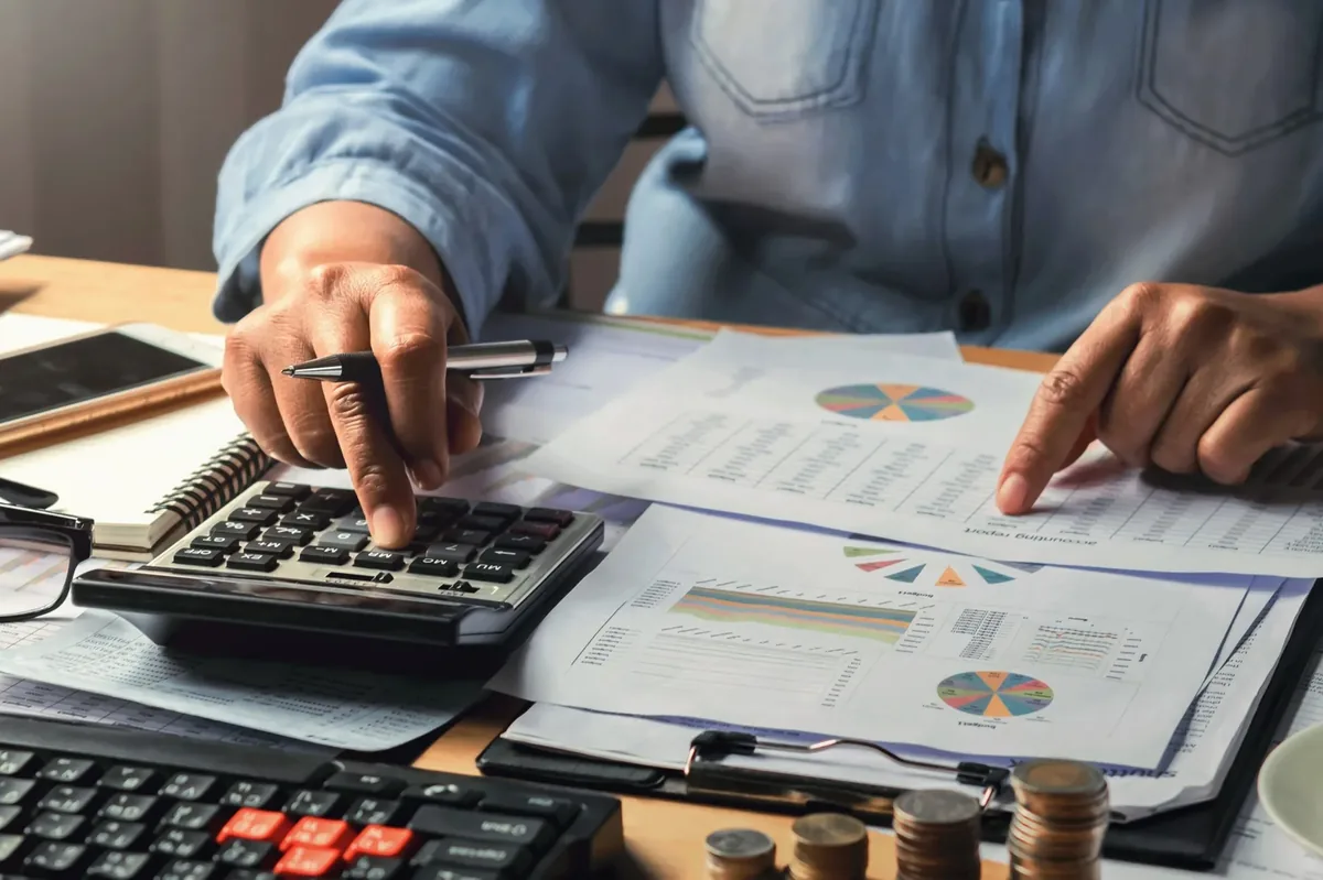 Contador da ISAP analisando relatórios financeiros e demonstrativos contábeis